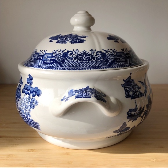 Vintage Churchill England Blue Willow Covered Casserole Serving Dish with Lid - Picture 2 of 13